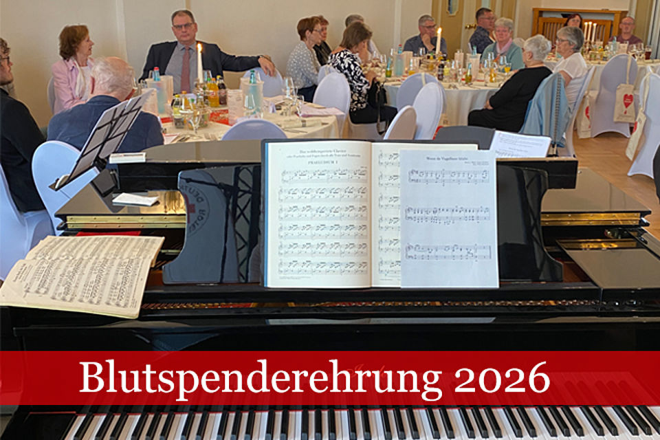660_2026_Blutspenderehrung_1.jpg Blutspenderehrung 2026: Blick über einen Klavierflügel mit aufgestellten Noten in einen festlich geschmückten Veranstaltungsraum.
