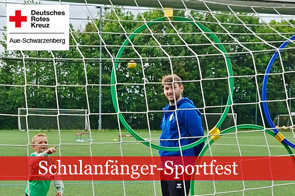 660_2026_Schulanfänger_Sportfest_1.jpg Blick durch das Netz eines Fußballtores. Ein Sportler beobachtet den Ballwurf eines Kindes