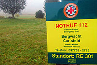 Notruf-Standortschild der Bergwacht Carlsfeld mit wichtigen Informationen zum Standort