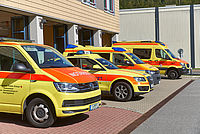 Verschiedene Rettungsfahrzeuge stehen vor der Rettungswache in Schwarzenberg