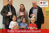 Gruppenbild mit Erzieher und Kindern