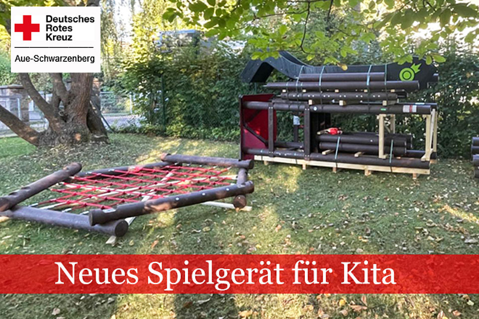Die Teile für das Spielgerät liegen im Garten.