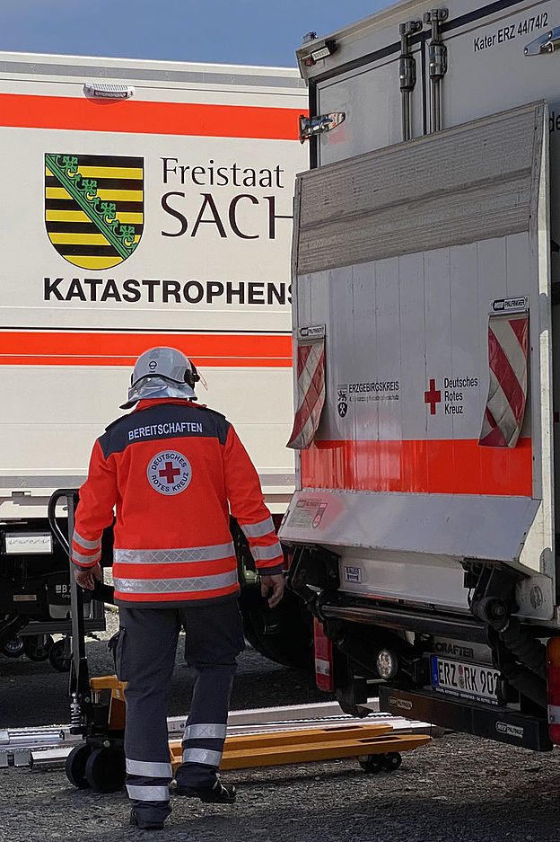 Rotkreuzhelfer vor Katschutz-LKW