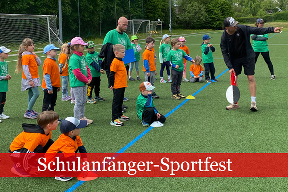 660_2026_Schulanfänger_Sportfest_2.jpg Schulanfänger-Sportfest: Mehrere Kinder stehen hintereinander in Reihen beim Start zum Staffelspiel