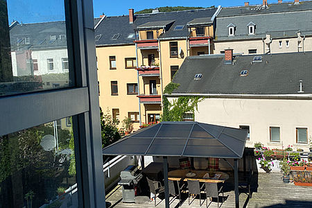 Blick auf Dachterrasse und Teil des Außenaufzuges