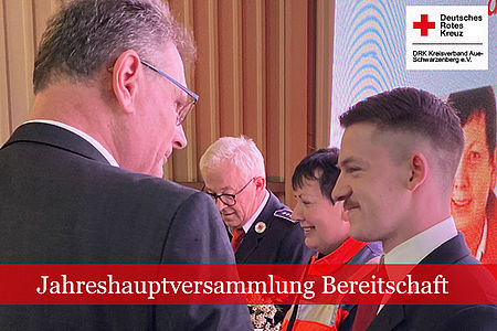 DRK Jahreshauptversammlung: Frank Reißmann vom LRA des Erzgebirgskreises bei der Übergabe von Ehrungen an DRK Mitglieder