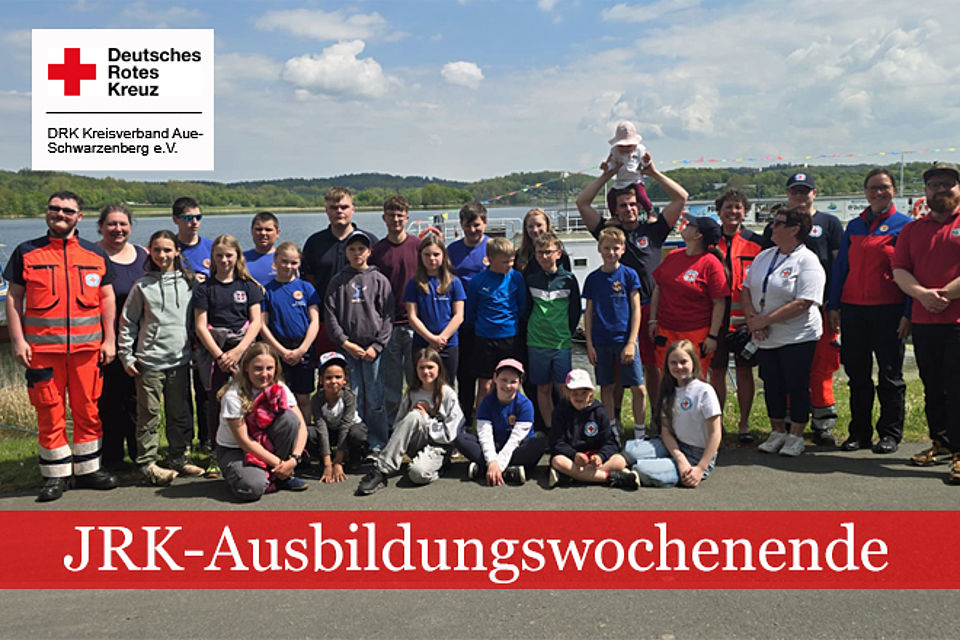 JRK Ausbildungswochenende: Gruppenfoto mit allen Teilnehmern, im Hintergrund die Talsperre Pöhl