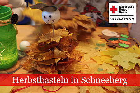 Herbstbasteln in Schneeberg: gebastelte Figur aus buntem Herbstlaub