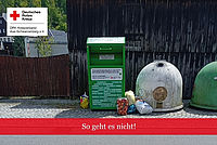 DRK Kleidercontainer mit widerrechtlichen Ablagerungen