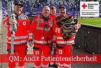 Ehrenamtliche Einsatzkräfte mit ihrem Equipment im Infield des Erzgebirgsstadions.