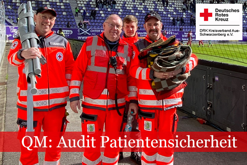 Ehrenamtliche Einsatzkräfte mit ihrem Equipment im Infield des Erzgebirgsstadions.