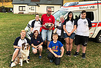 Angehörige der Bergwacht Carlsfeld vor dem Einsatzfahrzeug