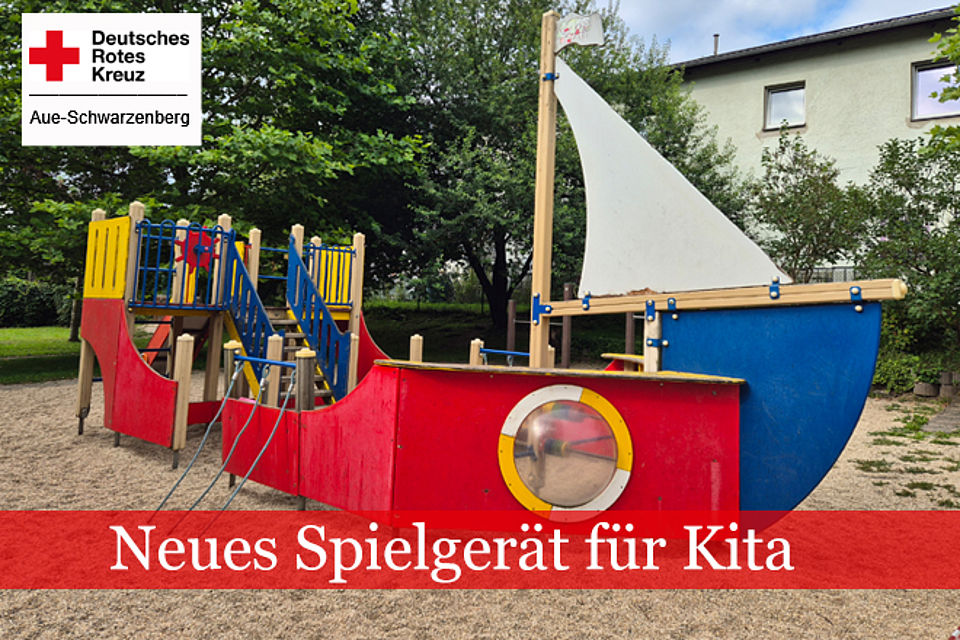 Das alte Kletterschiff in kräftigen Farben rot, gelb, blau mit weißem Segel