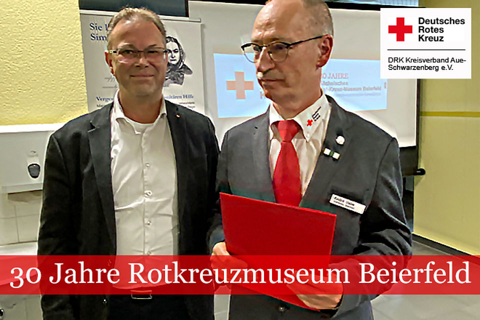 30 Jahre Rotkreuzmuseum Beierfeld: Übergabe einer Zuwendung an Museumleiter André Uebe