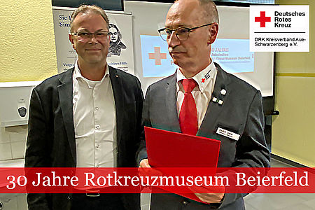 30 Jahre Rotkreuzmuseum Beierfeld: Übergabe einer Zuwendung an Museumleiter André Uebe