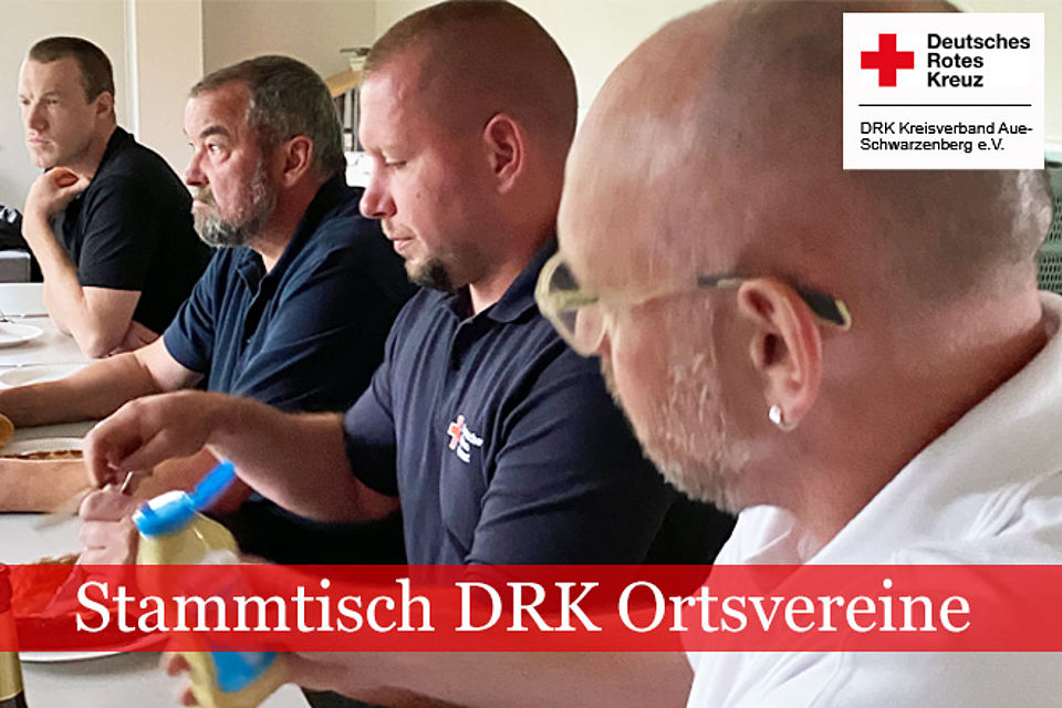 660_2026_Stammtisch_2.jpg Stammtisch DRK-Ortsvereine: Vier Personen in DRK-Kleidung sitzen an einem Tisch