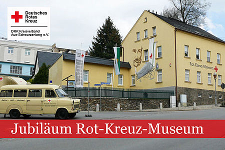 Jubiläum Rot-Kreuz-Museum: Außenansicht des Museumsgebäudes, ein Oldtimer-RTW biegt auf die Hauptstraße ab