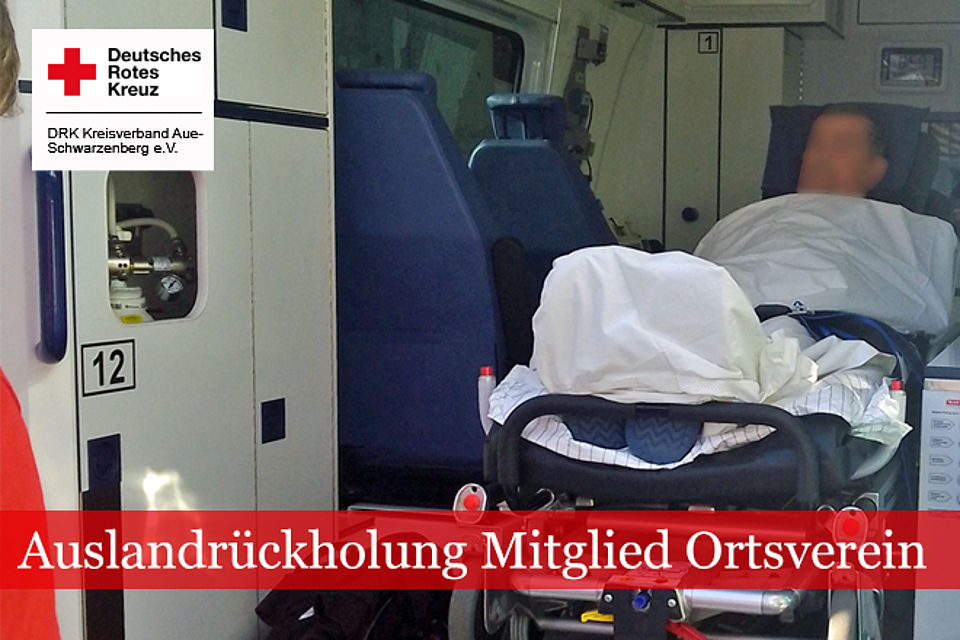 Auslandrückholung Mitglied Ortsverein: Patient wird auf Trage in RTW geladen