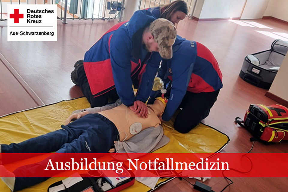 Zwei Lehrgangsteilnehmerinnen und Bergwacht-Kleidung trainieren die Herz-Lungen-Wiederbelebung an einem Dummy
