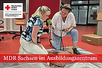 DRK Ausbilderin Conny Müller mit MDR Moderatorin im Gespräch