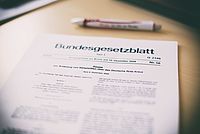 Symbolfoto: Bundesgesetzblatt mit DRK Kugelschreiber