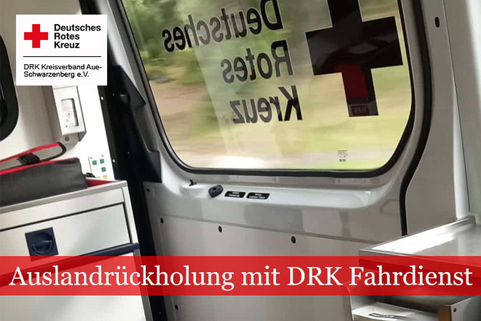 Auslandrückholung durch DRK Fahrdienst: Blick aus dem Inneren eines RTW durch die Seitenscheibe mit DRK Logo