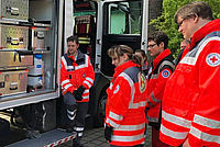 DRK Einsatzkräfte bei der Unterweisung an einem Fahrzeug