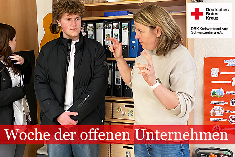Kitaleiterin im Gespräch mit einem Jugendlichen
