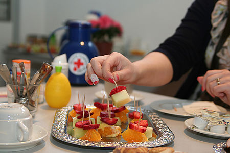 Blutspender-Imbiss: Eine Hand greift zu einem Teller mit Obst