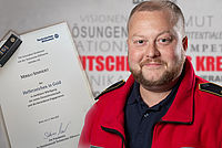 Fotocollage: Urkunde des THW und Kreisbereitschaftsleiter Mirko Simmert