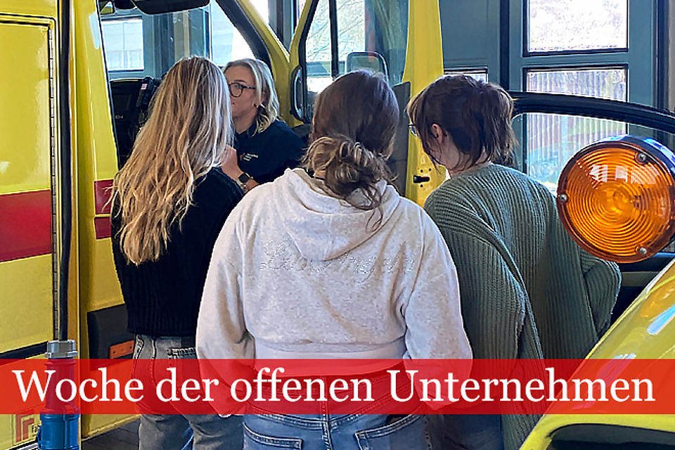 Mehrere Jugendliche stehen vor einem RTW