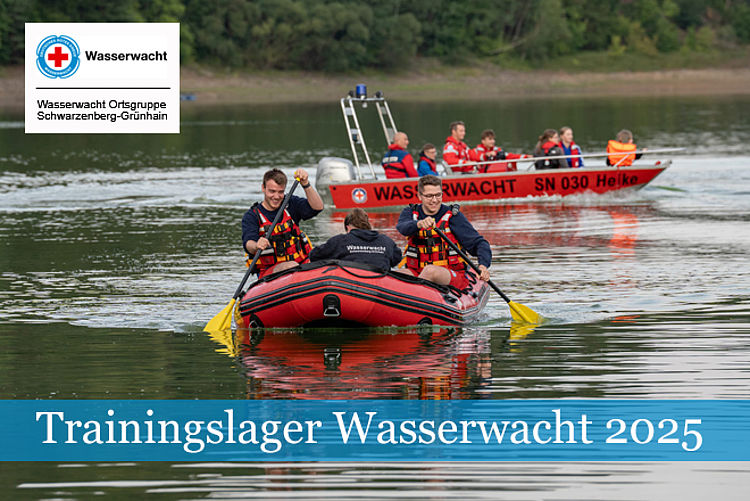 Trainingslager Wasserwacht 2025: Zwei Boote auf ruhigem Wasser bei einem Training der Wasserwacht, umgeben von Wald