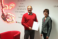 Imker René Weißbach und Silvia Lang vom DRK bei der Vertragsübergabe