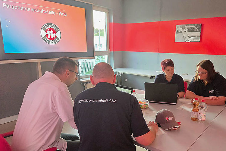 Mitglieder des DRK Suchdienst bei der Arbeit
