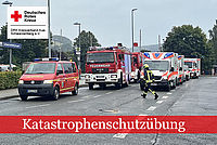 Feuerwehrfahrzeuge und Rettungswagen des DRK auf dem Bahnhof von Schwarzenberg