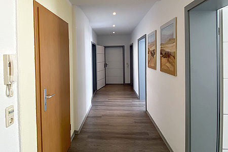 Flur 1. Etage mit Eingangstür und Zugang zu den Bewohnerzimmern