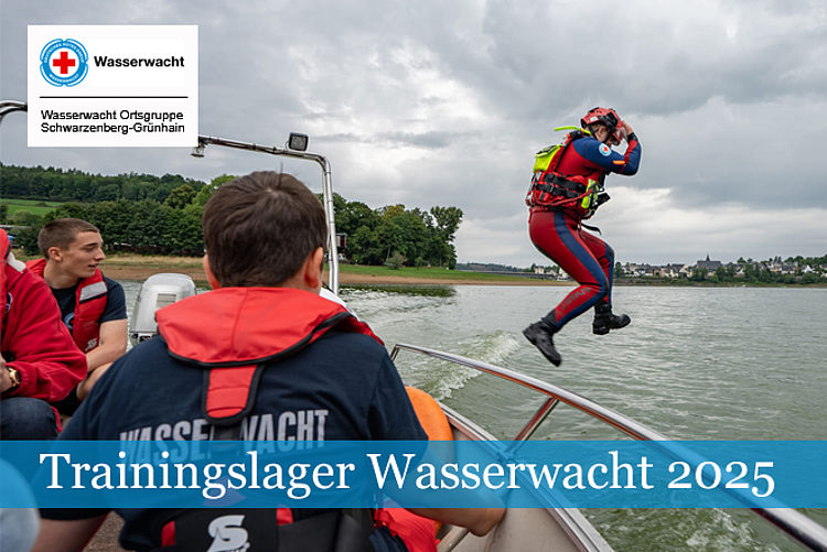 Traininghslager Wasserwacht 2025: Drei Personen sitzen im Motorboot, eine Person im Neoprenanzug springt ins Wasser