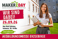 Junge Frau mit einem Ordner in der Hand, Informationen/Text zur Ausbildungsmesse