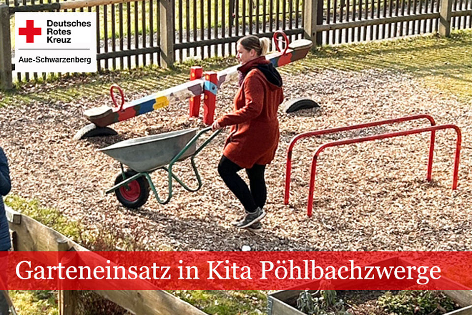 Garteneinsatz: Frau mit Schubkarre im Garten der Kindereinrichtung