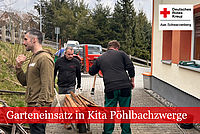 Garteneinsatz: Drei Männer während der Gartenarbeit am Zugang zur Kindertagesstätte