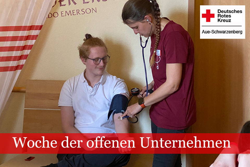 Woche der offenen Unternehmen: Pflegefachkraft beim Blutdruckmessen