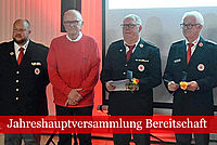 DRK Kreisbereitschafter und Präsident Joachim Rudler mit zwei ausgezeichneten Kameraden