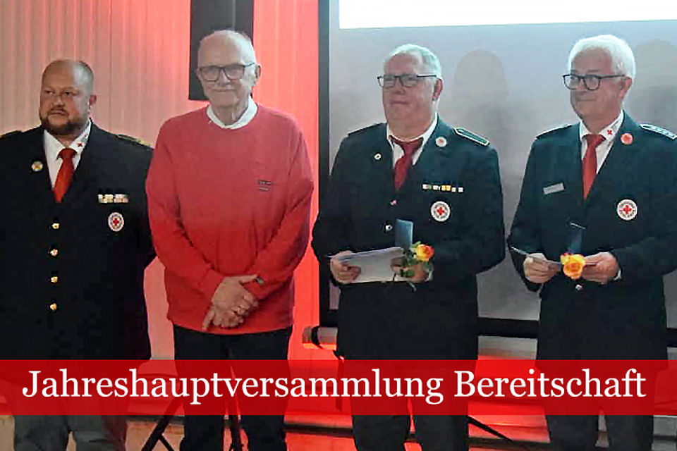 DRK Kreisbereitschafter und Präsident Joachim Rudler mit zwei ausgezeichneten Kameraden