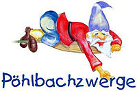 Logo der Kita Pöhlbachzwerge: Zwerg liegt bäuchlings auf einem Blatt. Datunter der Schriftzug "Pöhlbachzwerge"