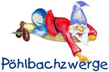 Logo der Kita Pöhlbachzwerge: Zwerg liegt bäuchlings auf einem Blatt. Datunter der Schriftzug "Pöhlbachzwerge"