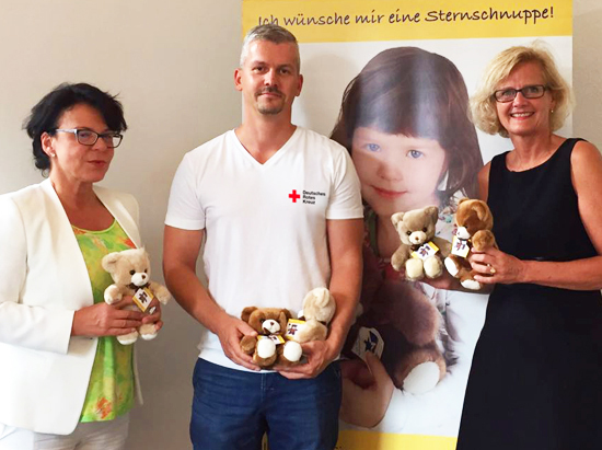 Im September nahm Rettungsdienstleiter Jens Balcar in Dresden 100 Rettungsteddys von Sabine Bremer (l.) und Ines Frickenhaus (r.) entgegen.